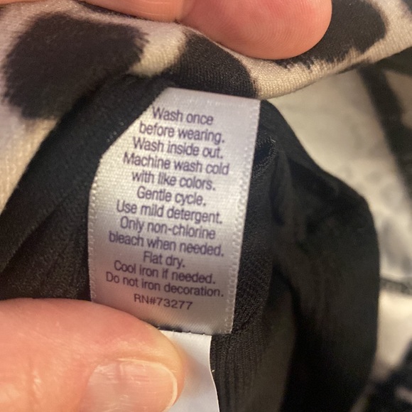 Jennifer Lopez animal print dress chain detail - Picture 7 of 8